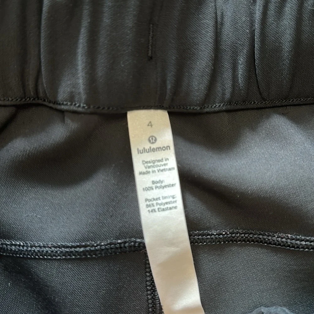 🏝️ Lululemon “ On the Fly” shorts 🏝️ - Picture 4 of 5